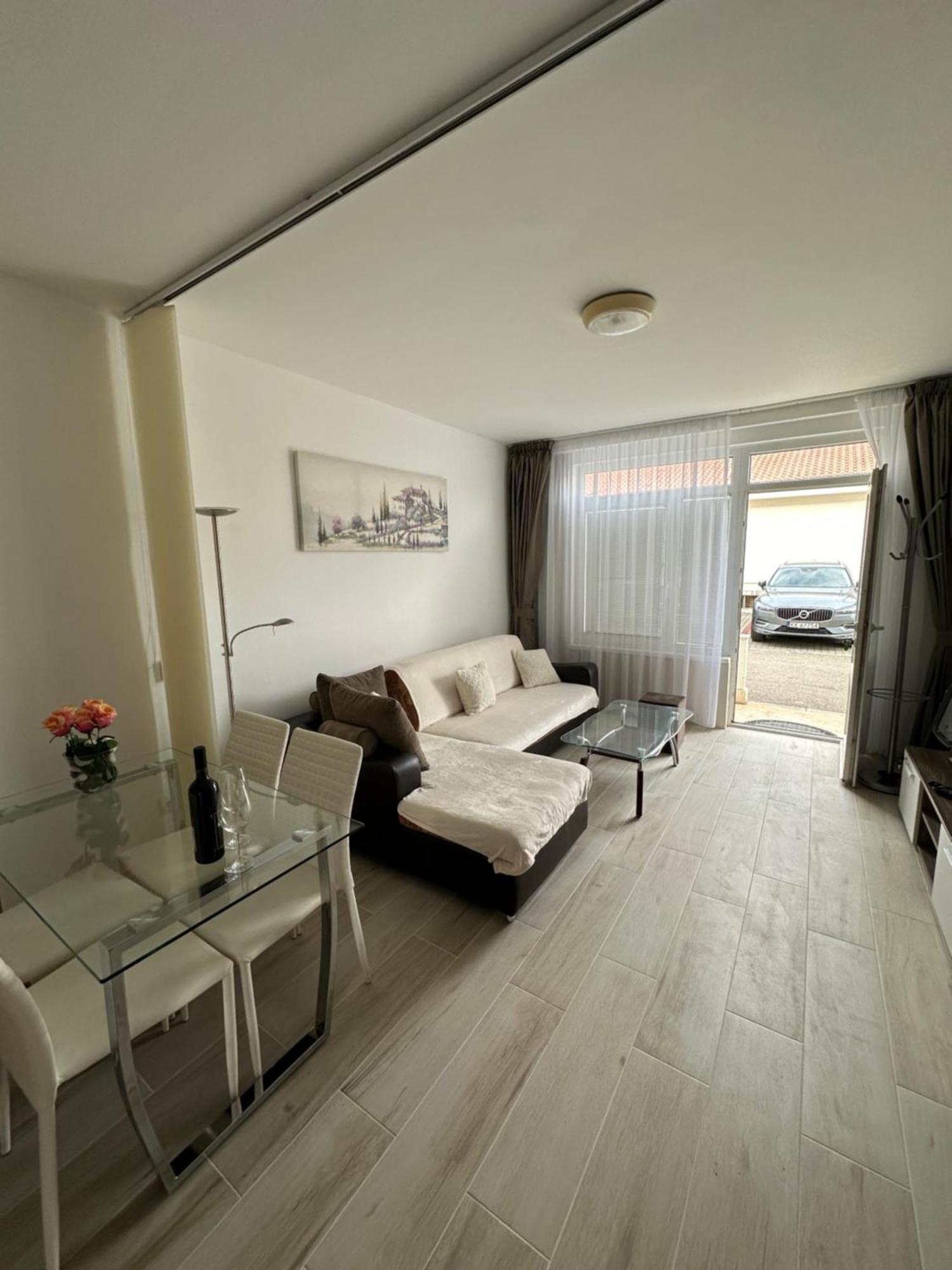 Irish Apartment Complex Μπούντβα Εξωτερικό φωτογραφία